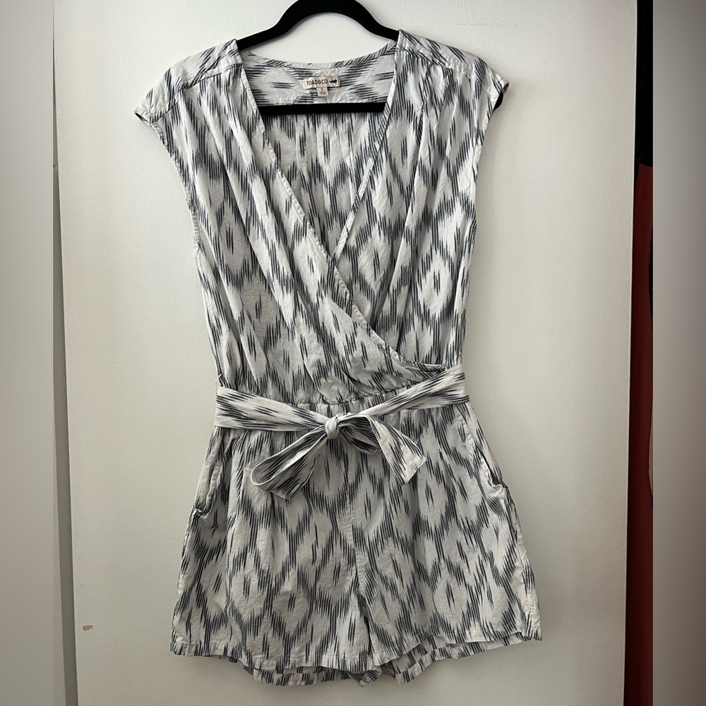 Toad&Co Dark Gray and White Organic Cotton Romper